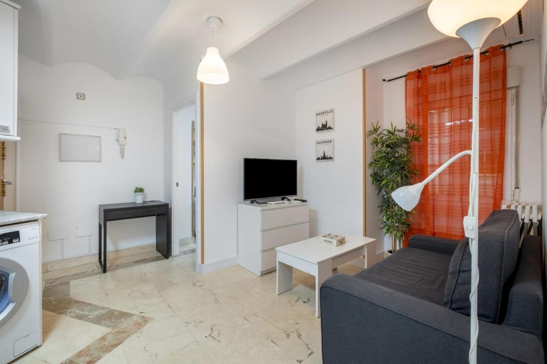 2 Bedroom 1 Bathroom Furnished - Sol - Cozy Vintage - Mintystay Madrid Buitenkant foto