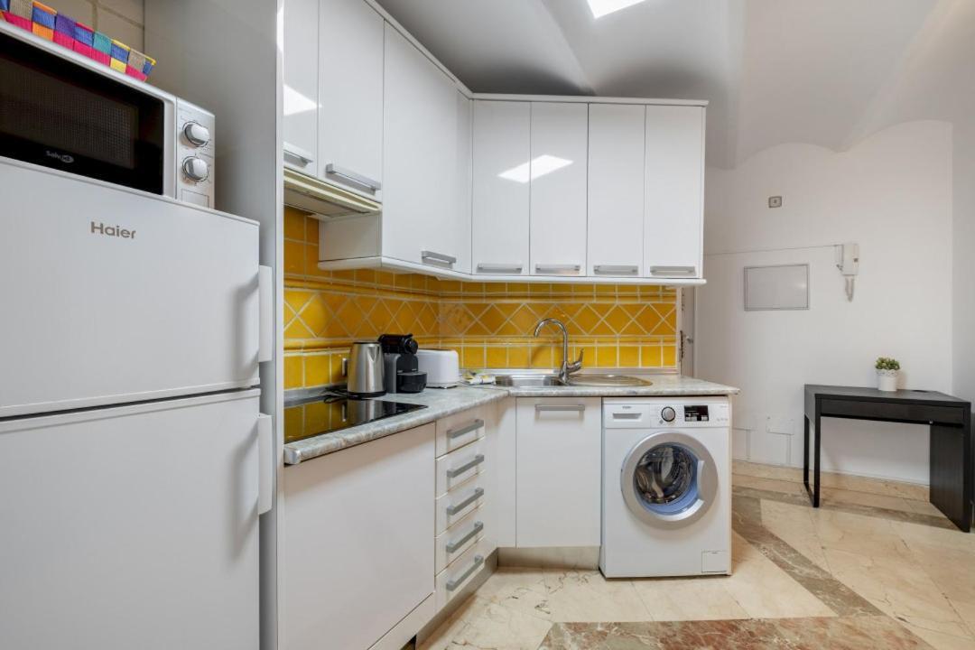 2 Bedroom 1 Bathroom Furnished - Sol - Cozy Vintage - Mintystay Madrid Buitenkant foto